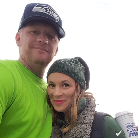 Meet your Posher, Angelee - Picture 1 of 2